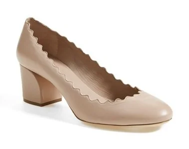 Una buena opción de zapato; taco medio y color neutral. Photo Credit