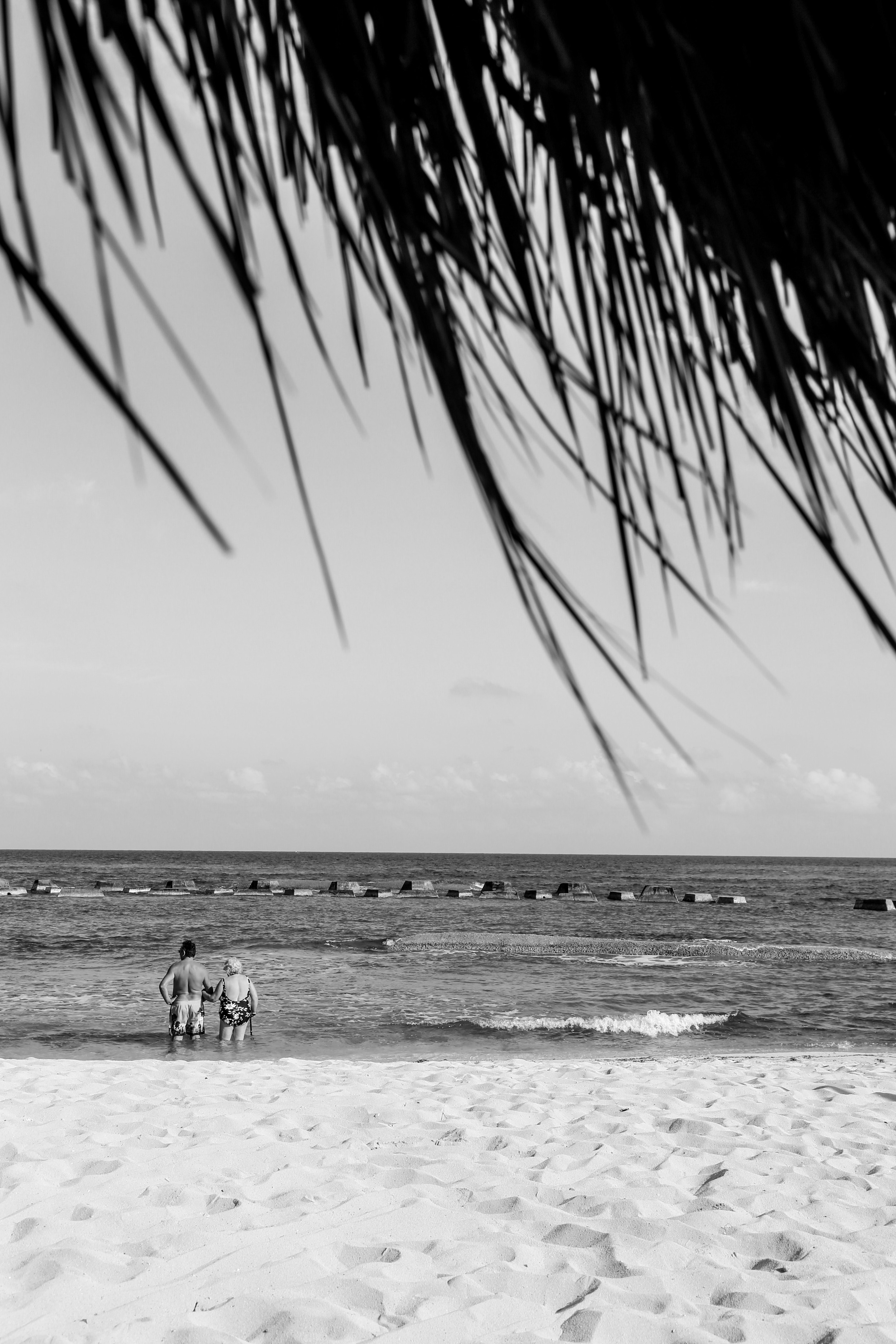 OMG, the sweetest couple ever, as she was obviously struggling to walk to the water, he was so gentle and loving to her <3