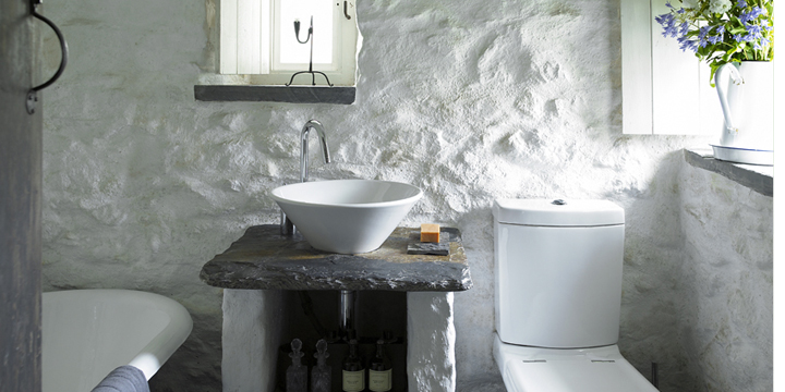 Ground floor in former dairy with roll top bath and modern fittings.