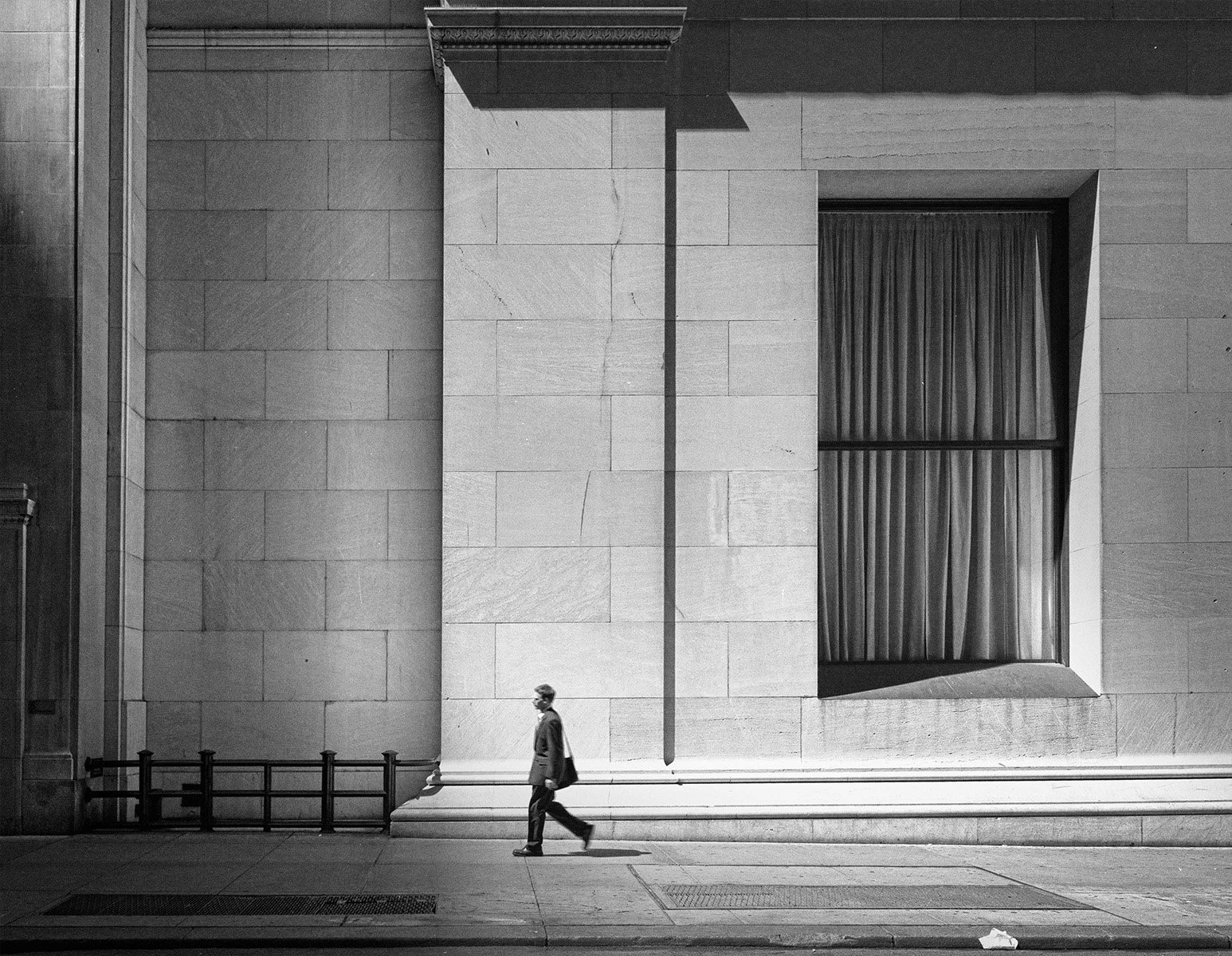 2000_Wall_Street_figure_big_windows_1200px.jpg