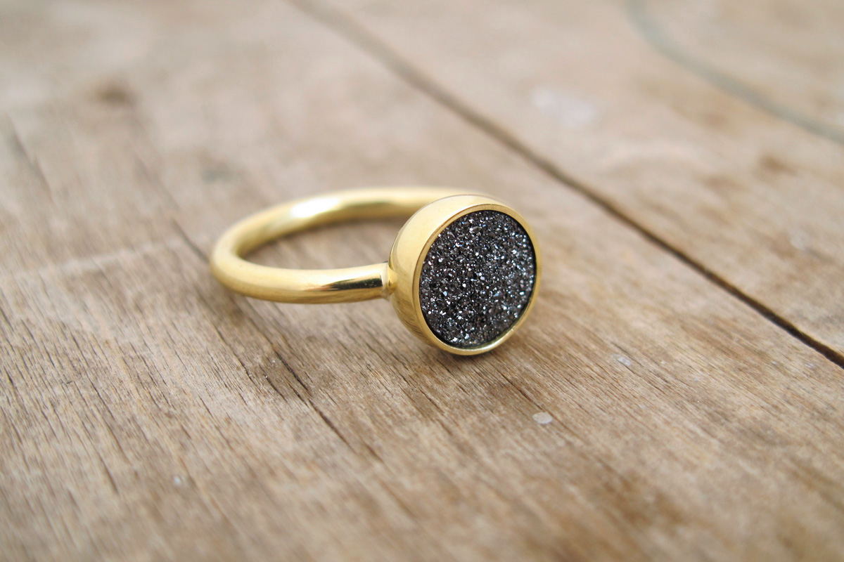 Anillo Druzy, este es un verdadera anillo de oro de 18k, sin embargo con un baño de oro se puede lograr la misma apariencia, pero por un tiempo determinado.