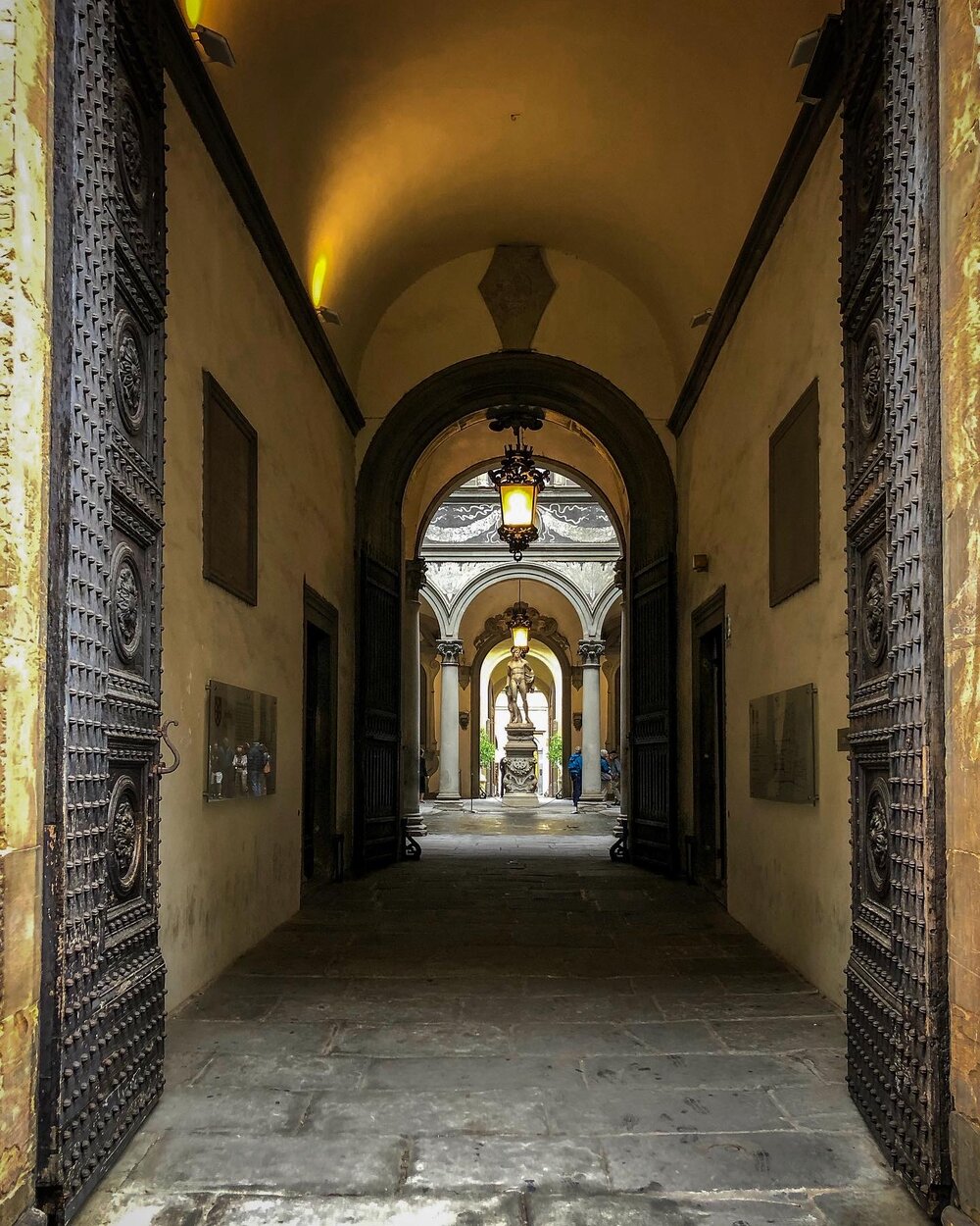 @ @ Riccardi Medici Palace_front entrance hall_courtyard.jpg