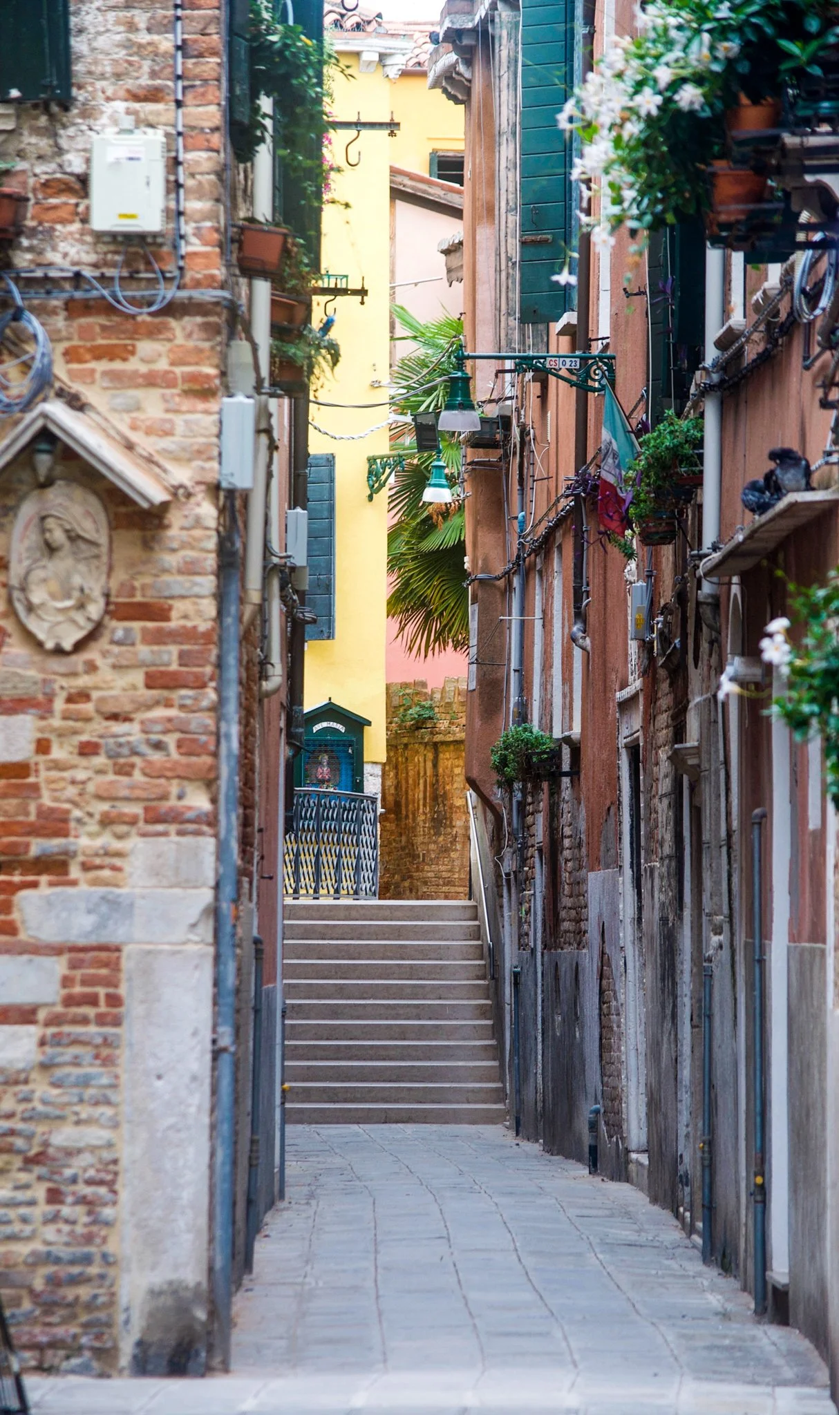  Narrow alleys and walkways are commonplace  in Venice, the "floating city" consisting of more than 110 small  islands carved up by some 150+ canals.  (Photo: © 2019 Joseph Kellard/kellardmedia.com) 