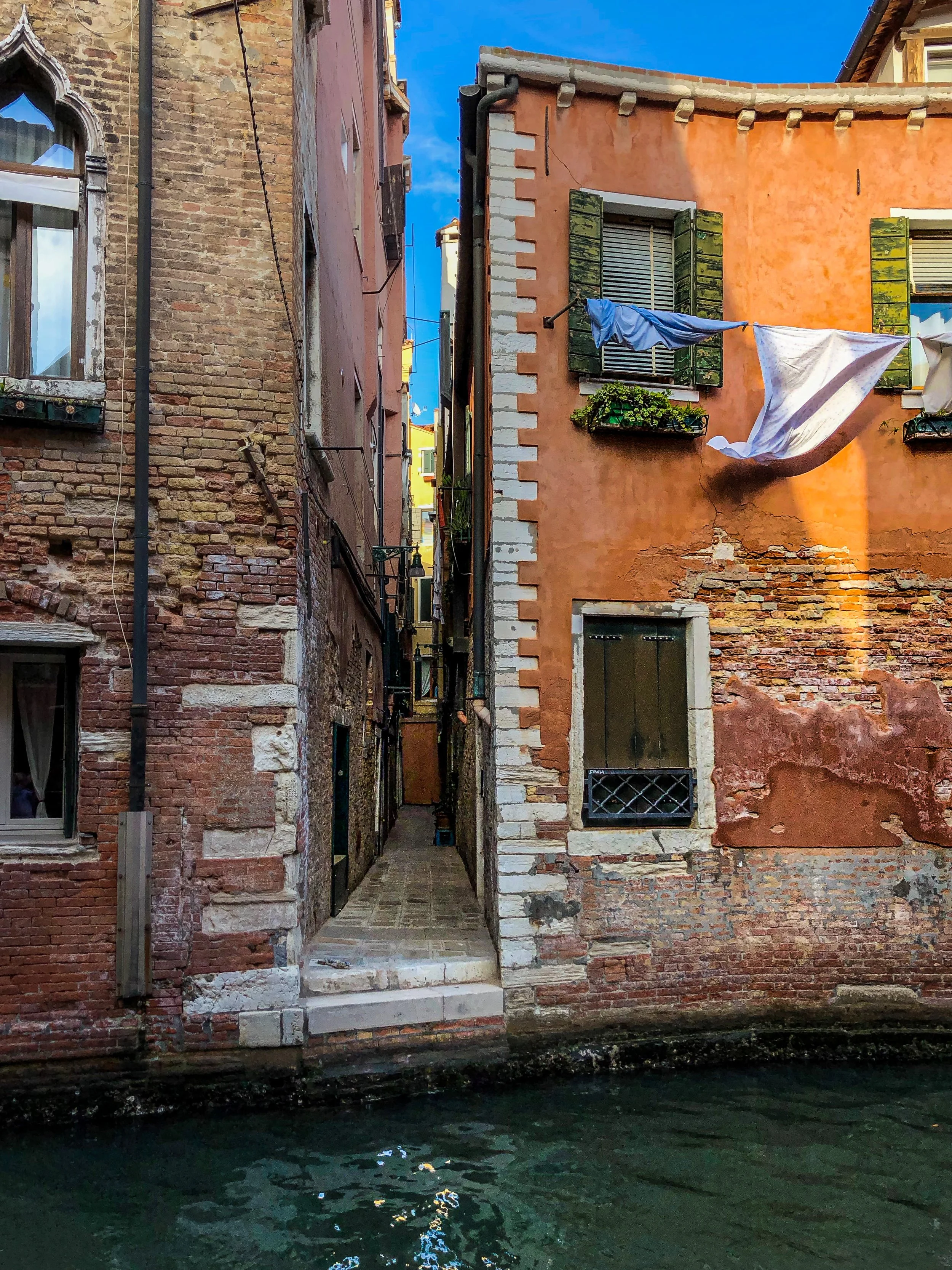 @ @ Narrow alley_Canal.jpg