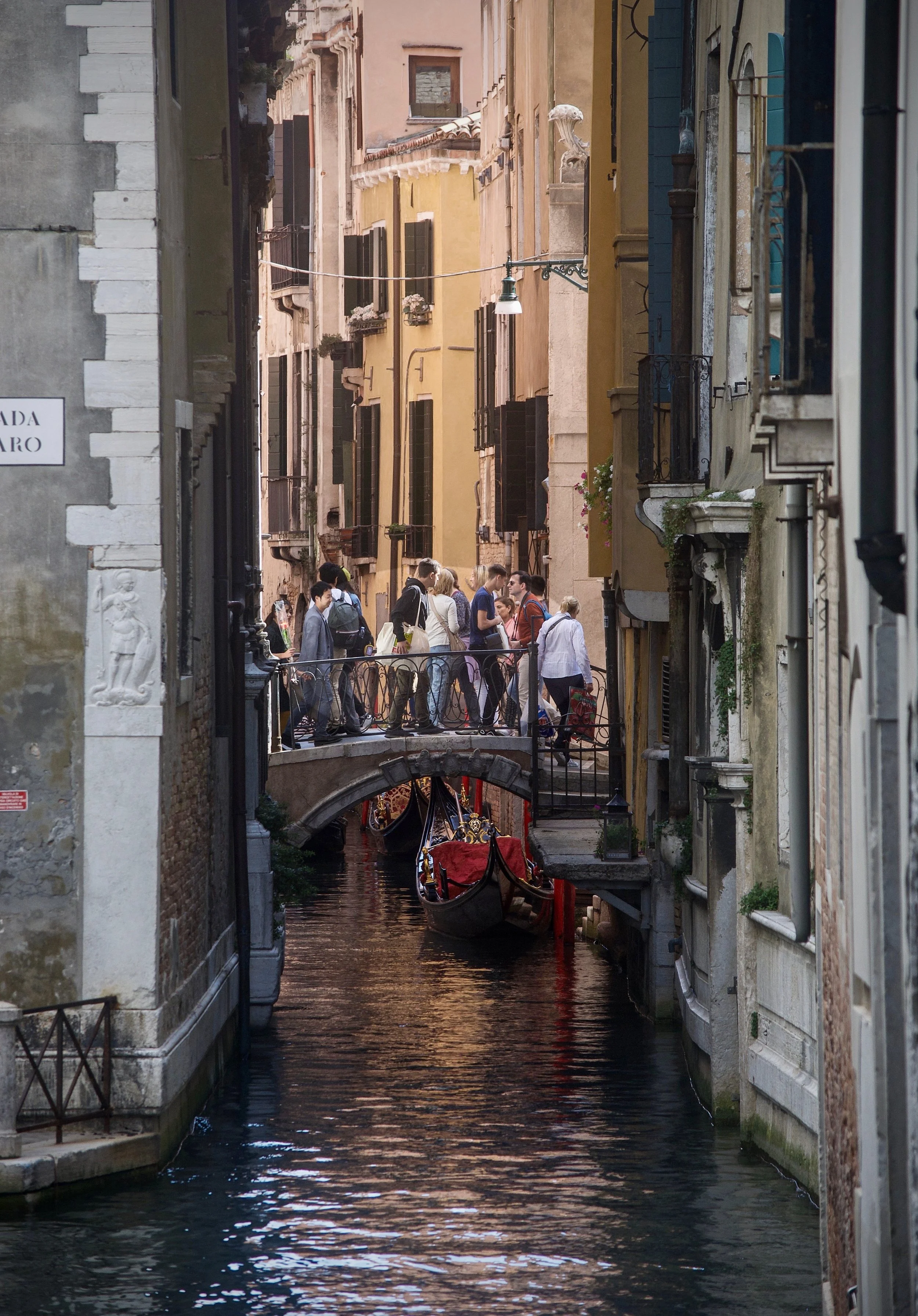 @ @ Venice canal narrow_pedestrian bridge.jpg