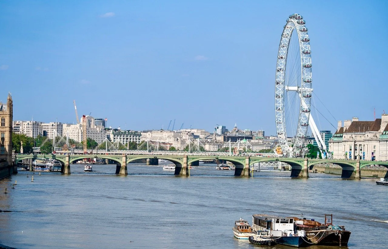 Westminster Bridge spans the Thames, connecting Westminster near the Palace of Westminster to Lambeth. Opened in 1862, it replaced the original 1750 structure. Its verdigris green paint, matching the House of Commons’ leather seats, was restored dur