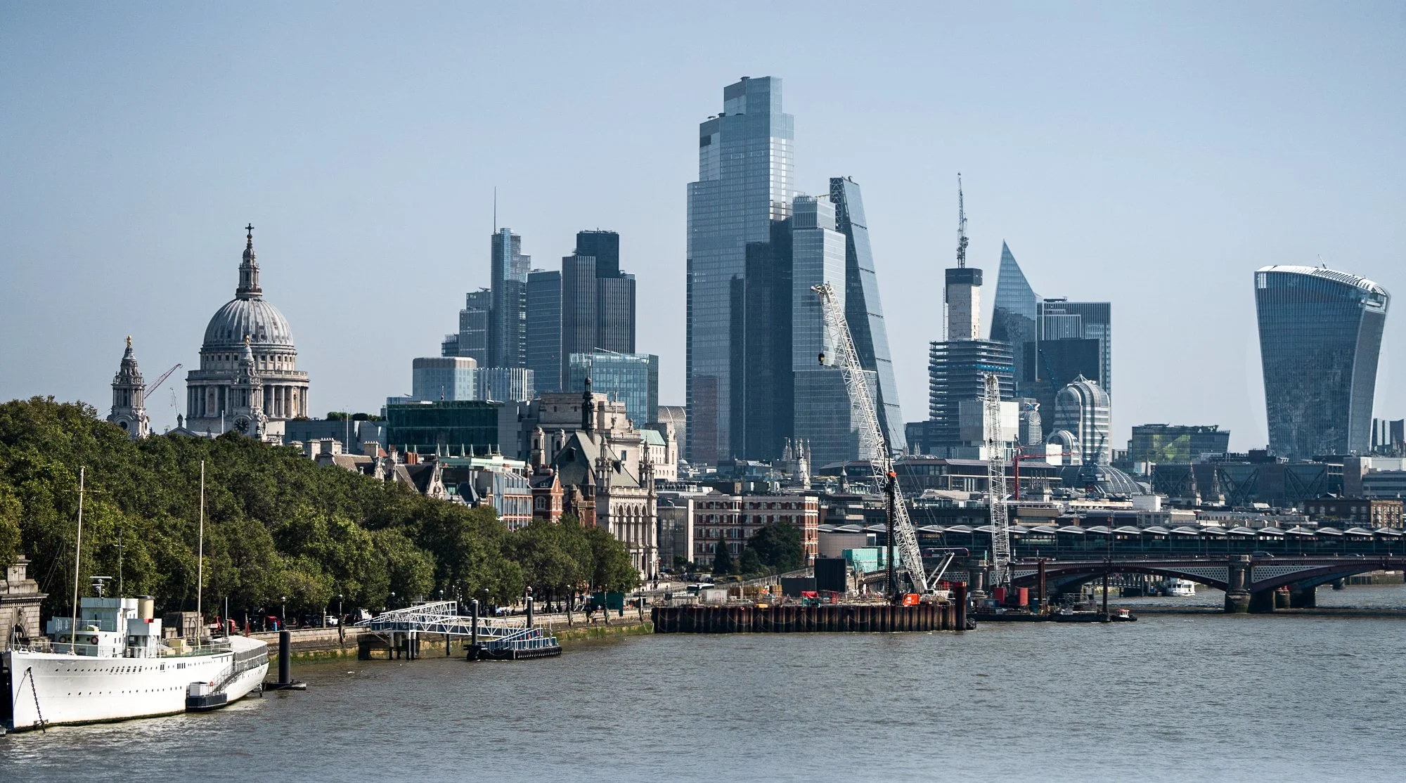 @ London skyline_Thames River_St Paul's dome_ship_bridge.jpg