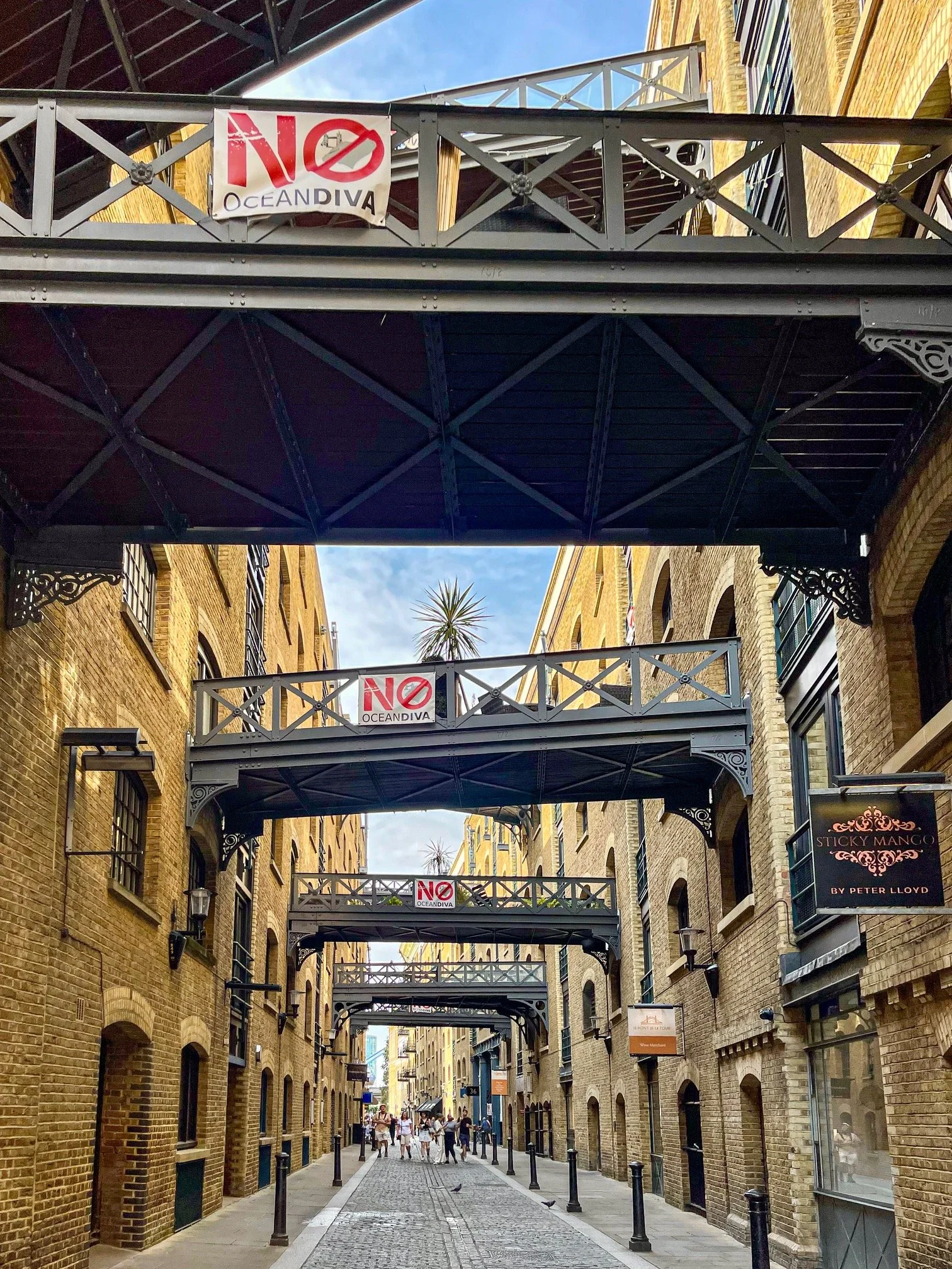  When I walked through this area I had no idea of its history but could sense something notable about it. Known as Shad Thames, these tall brick buildings were once warehouses that stored vast quantities of coffee, tea and spices, and were connected 