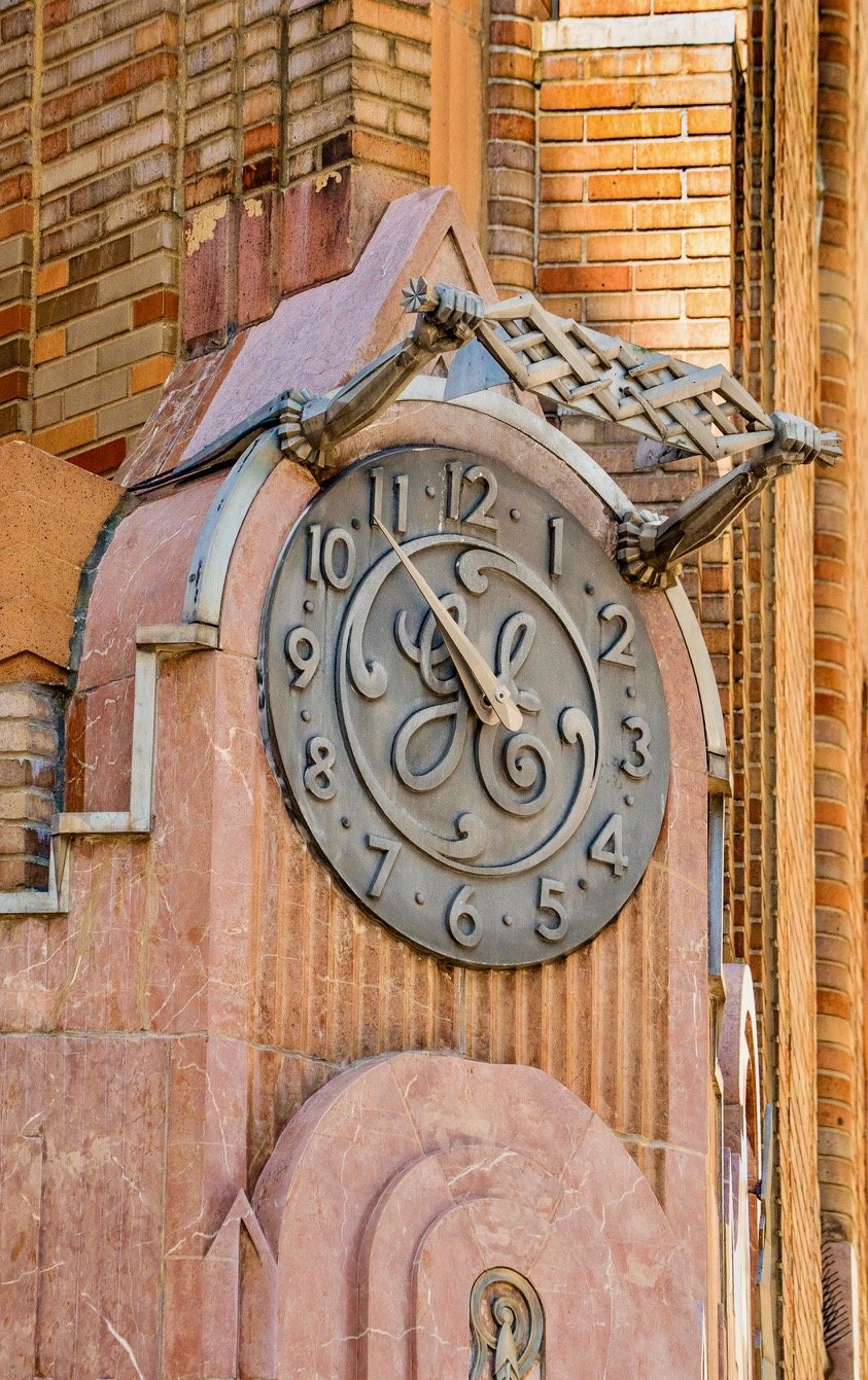 @ @ General Electric building_clock_closeup.jpg