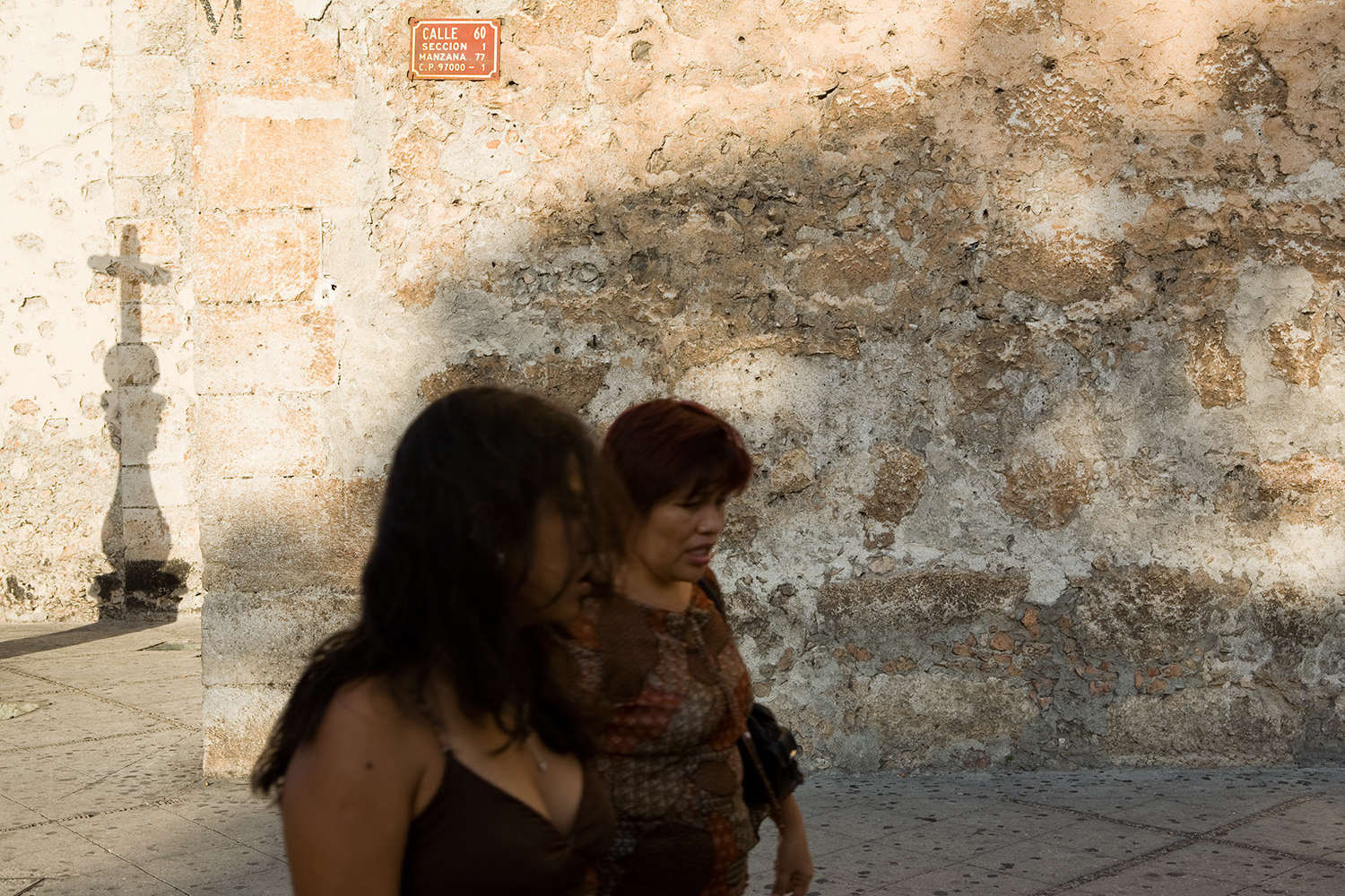  Mother and daughter walk past the Cathedral of San Idelfonso in Mérida. 