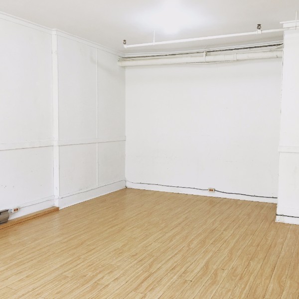 I know this looks like an empty room, but it is, in fact, full of adventure !