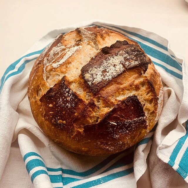 Woke up at 6am just to bake this little beauty. 90% wheat, 10% rye. Definitely worth it ❤️ #sourdoughbread #sourdough #baking #hapanjuurileipurit