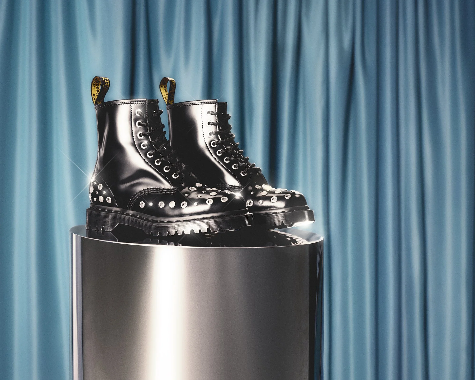 AW25_HOLIDAY_DRMARTENS_42319001_1460HDW_BUTTERO_BLACK_STILLLIFE_(2).jpg