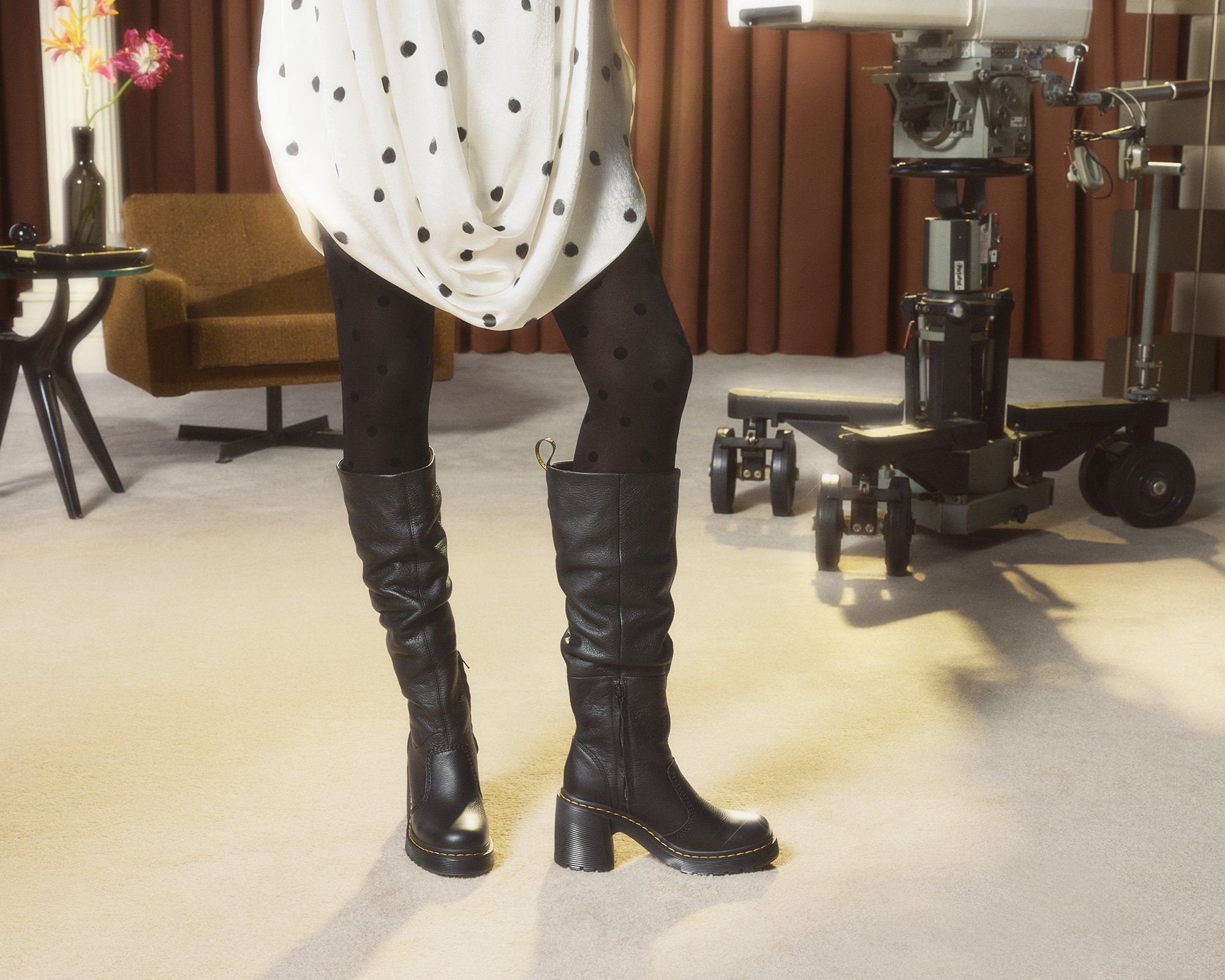 AW25_HOLIDAY_DRMARTENS_32091001_KASEY_PULLONBOOT_BLACK_LEGDOWN_(2).jpg