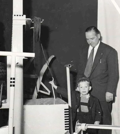 Erkki Snell uransa alussa isänsä Ensio Snellin kanssa vuonna 1955.