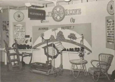 Kuljetusväline Oy:n ensimmäinen messuosasto Messuhallissa 1952.