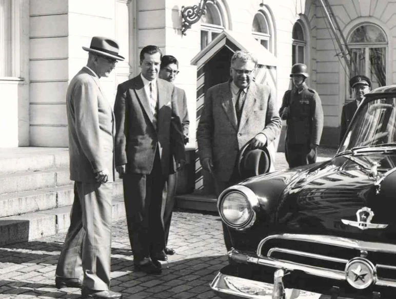 Presidentti Urho Kekkonen tarkistaa Kuljetusväline Oy:n kautta hänen Volgaansa toimittamia Fulda renkaita.