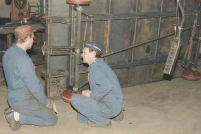 Markku Juvonen johtaa raskaan, 4 tonnin kuormitukselle suunniteltua, nelipyöräohjauksella varustetun perävaunun valmistusta vuonna 1991.