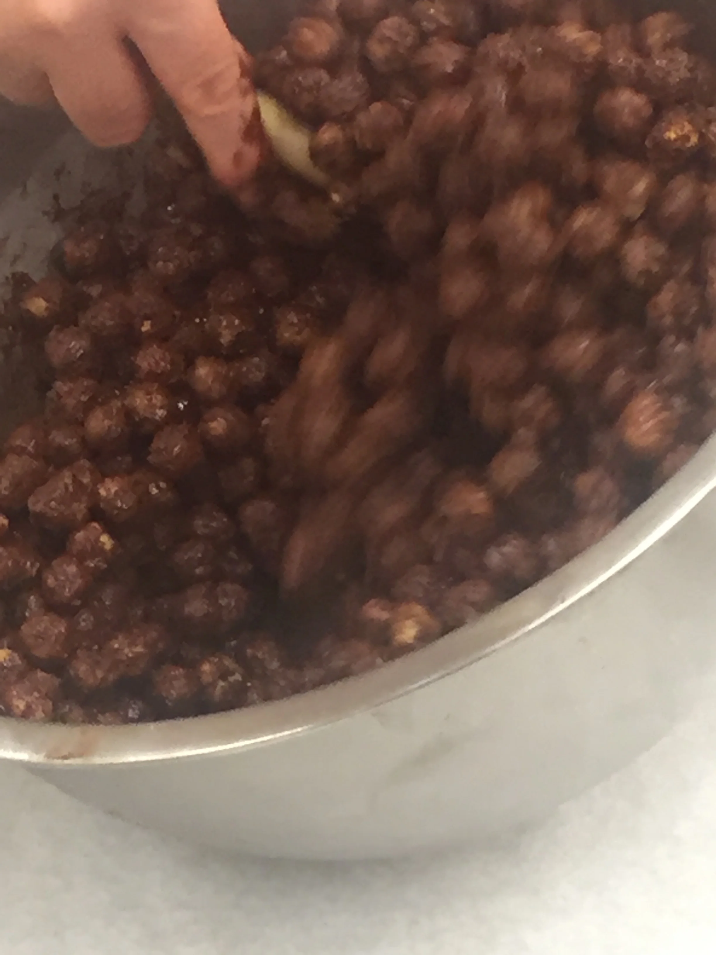 Coating the hazelnuts in a layer of chocolate 