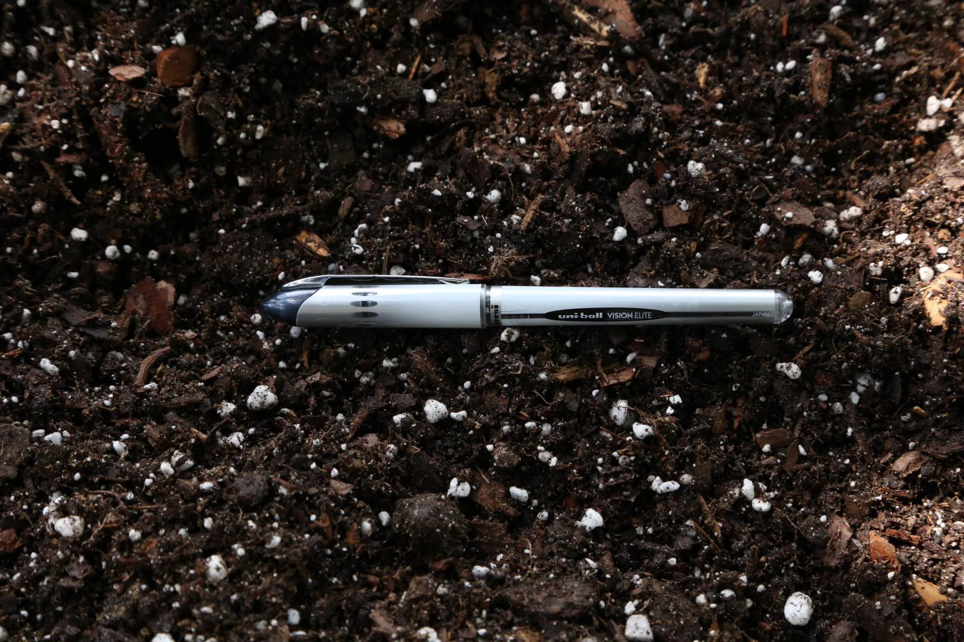 Our potting mix after combining everything with a fork. Pen is there for comparison to see the size of the various components.