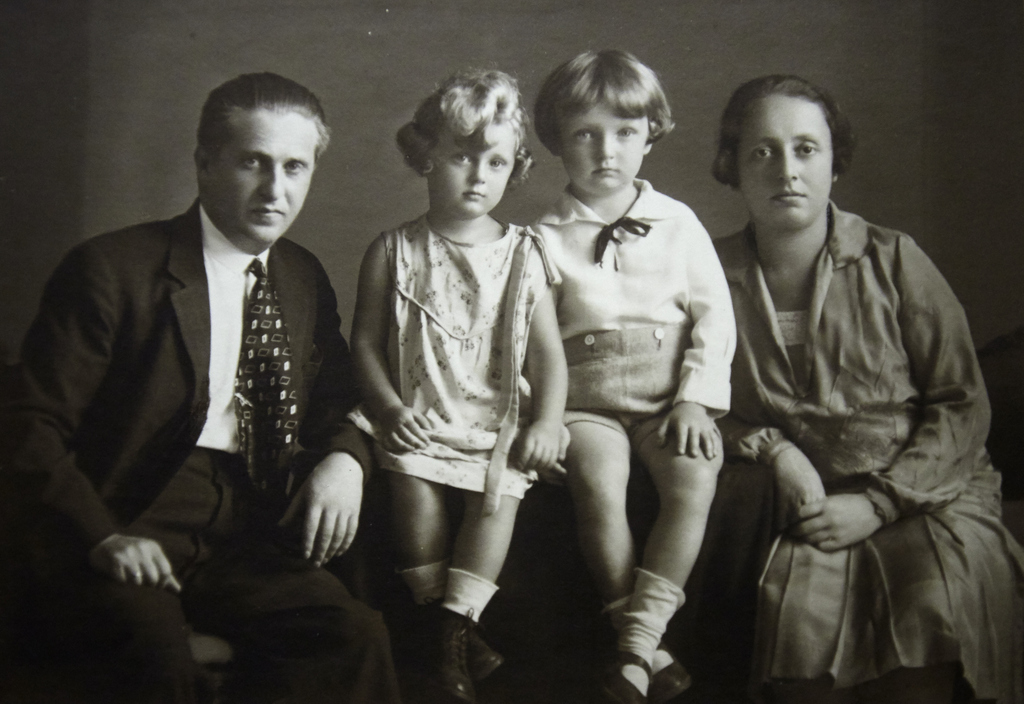 Mimi as a child in Vienna, with her brother Gert and her parents, Nandor and Toba Braun