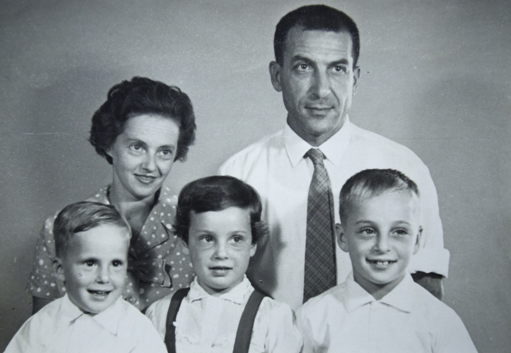 Mimi and Victor Deitz and their 3 children, David, Susie and Peter
