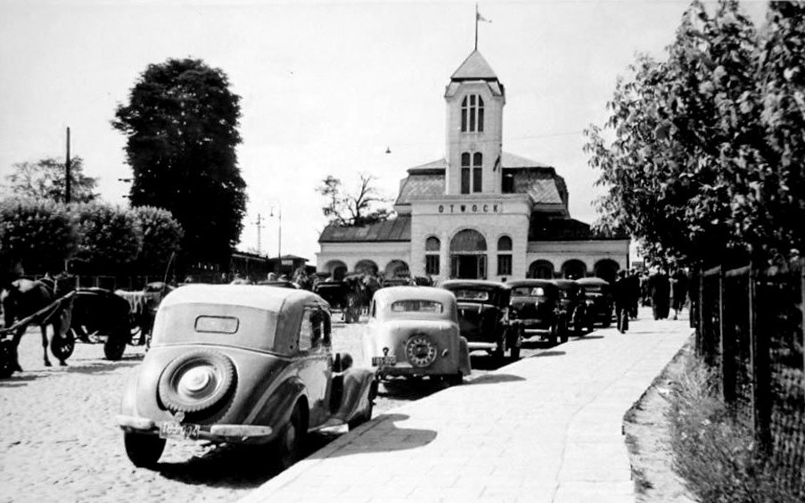 Otwock railway station, 1930's. It still looks the same today - minus the period cars, of course.