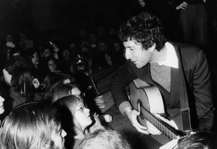 Leonard Cohen in concert, 1972 (Photo: Interfoto, AKG)