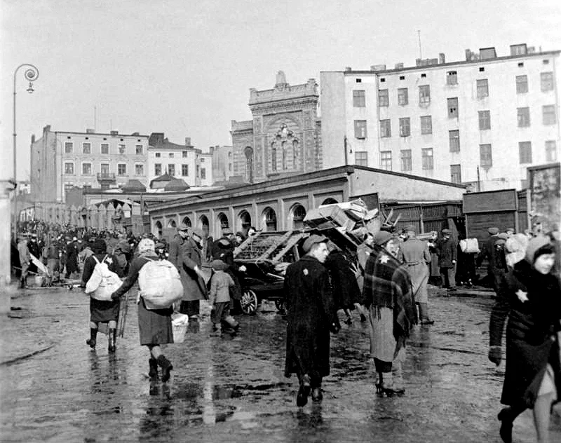 Jews taking their belongings into the Lodz Ghetto, 1940. (Photo: Bundesarchiv)