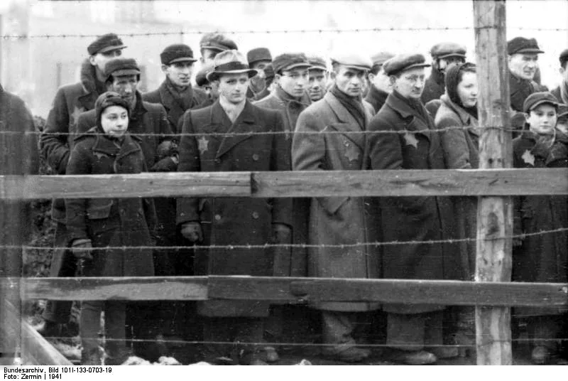 Lodz Jews lined up behind barbed wire, 1941. (Photo:Bundesarchiv)