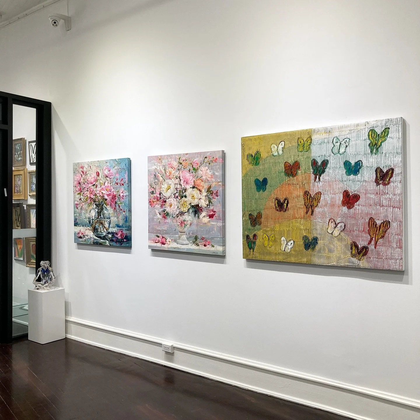 Gallery view with these stunning works on display 
.
.
.
.
.
.
#artgallery #nycartgallery #lilacgallery #newyorkcity #unionsquare #collectart #nycgallery #artworks #gallerywall #wednesdays #galleryview #pov