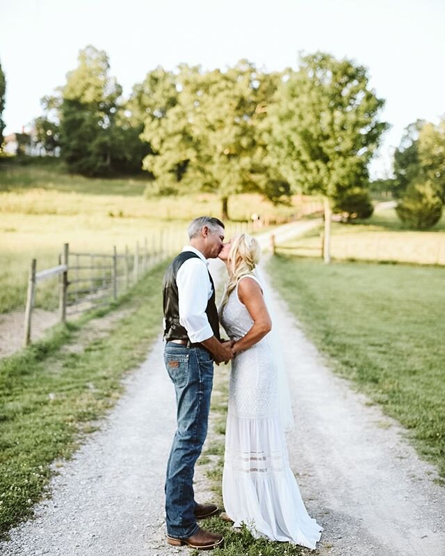 We are over here dreaming of a normal wedding season and truly truly celebrating the intimate ones that are still happening. 2020 you weird, you&rsquo;re not all bad. 
#lookslikefilm #lookslikefilmweddings #love #weddingday #tennesseewedding #nashvil