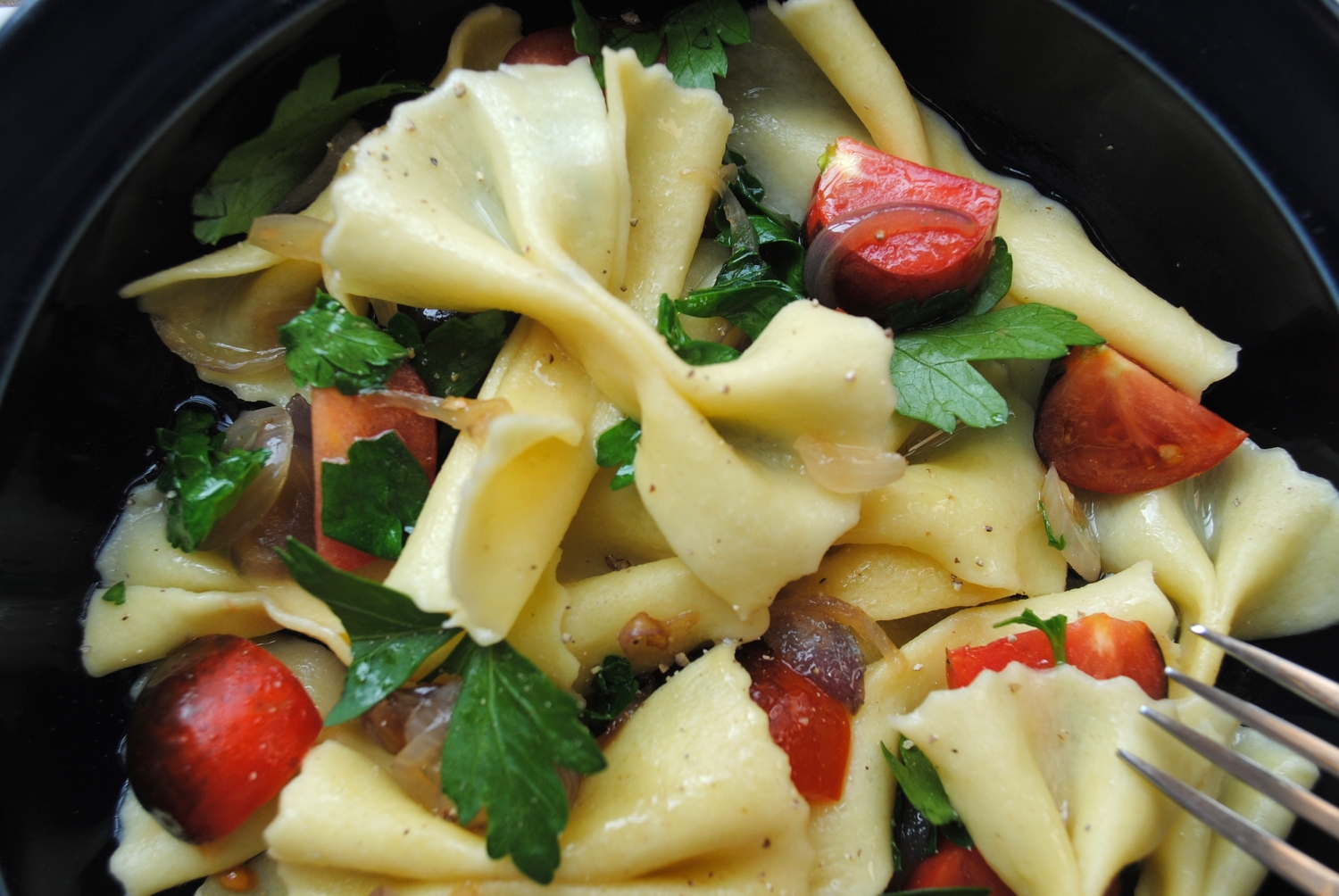 Farfalle with black prince tomato, parsley, shallots, black pepper