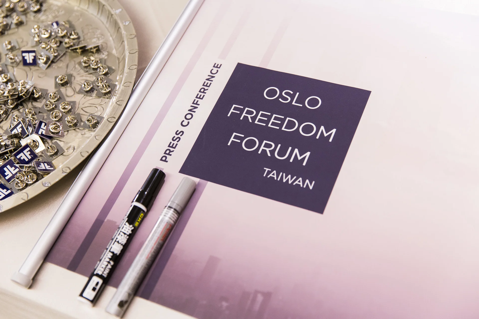 Oslo Freedom Forum In Taiwan 活動簽名綢設計