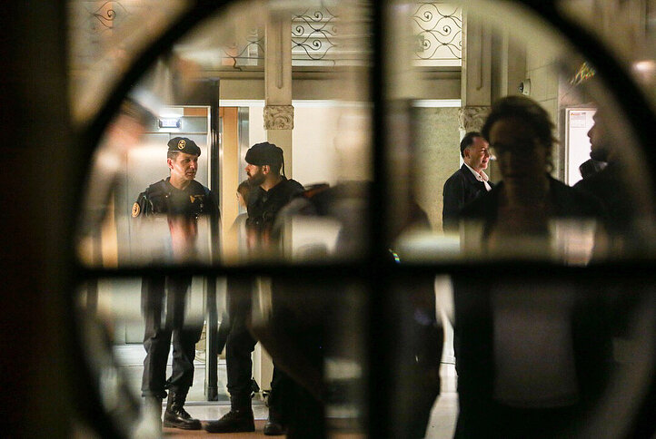 On September 20th, 2017 the Spanish government, with the help of the Spanish civil guard, raided several of Catalunya's government offices to put an end to what they believe is an 'illegal referendum''. As day turned to night and several thousands of