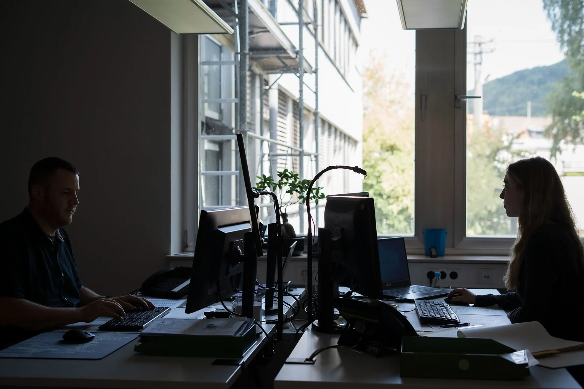 HIERSEIN0045_ImBüro Kopie.jpg