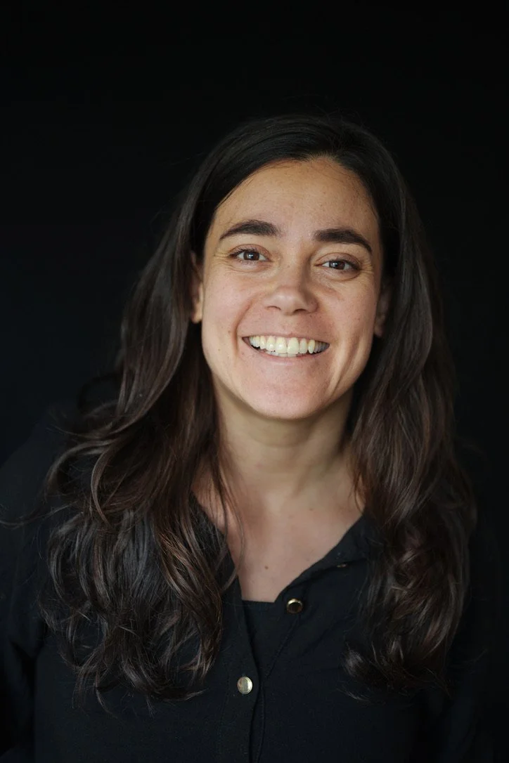 Ein Portrait von der Fotografin Lilli Breiniger, wie sie freundlich in die Kamera lacht. Das Foto wurde vom Fotografen Oliver Dietze aufgenommen.