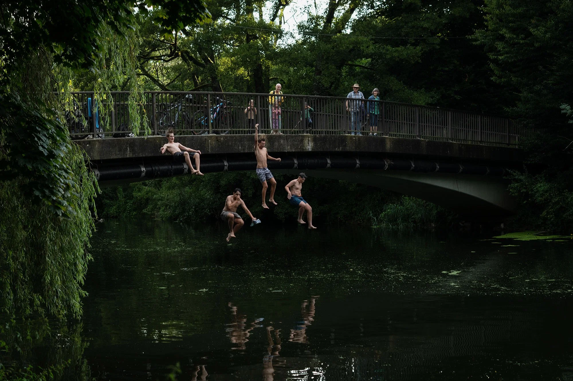 HIERSEIN0019_JungsspringenindieNiedvoneinerBruecke Kopie.jpg