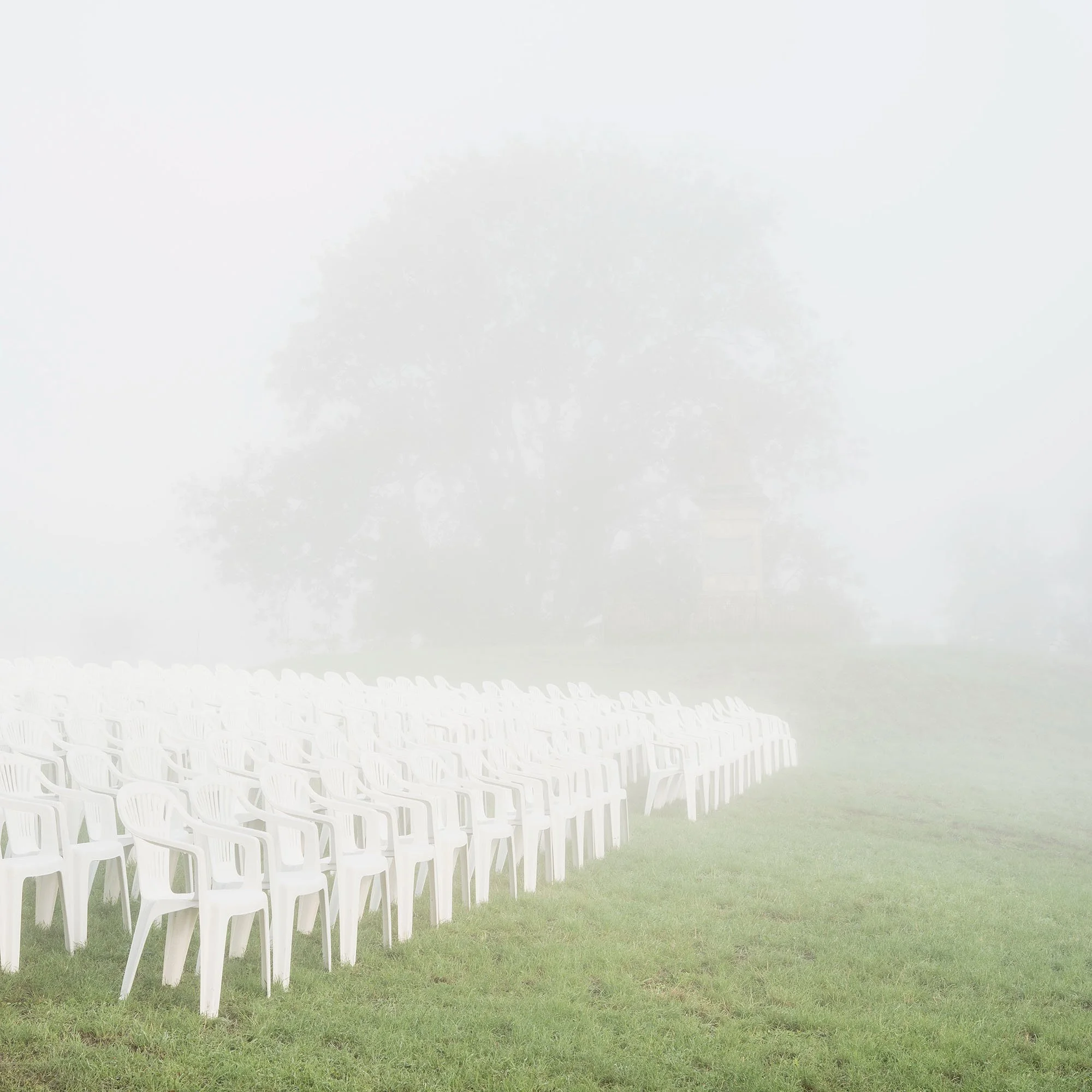 HIERSEIN0032_StuhlreiheimNebel Kopie.jpg