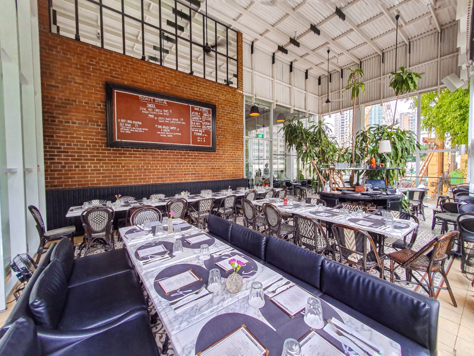 PS.Cafe_PalaisRenaissance_PatioDining_06.jpeg