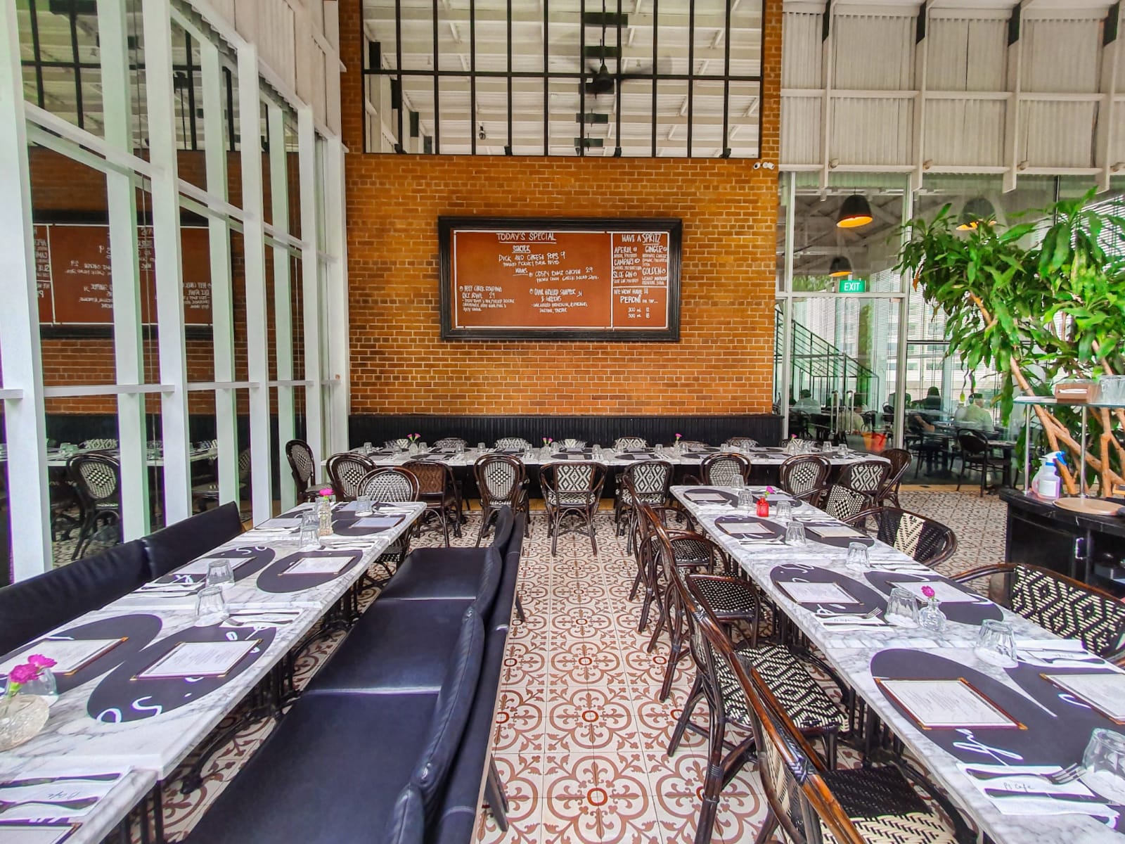 PS.Cafe_PalaisRenaissance_PatioDining_07.jpeg