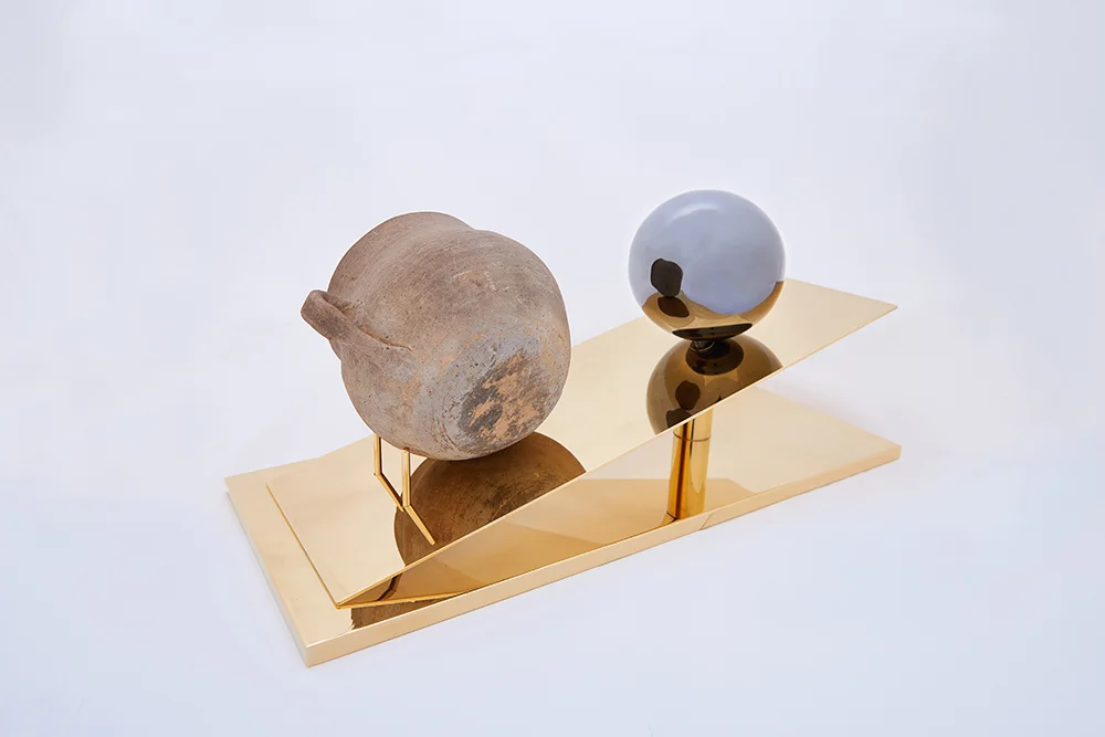 Platform 3 / Earthenware form Gaya Era, gold mirror on metal