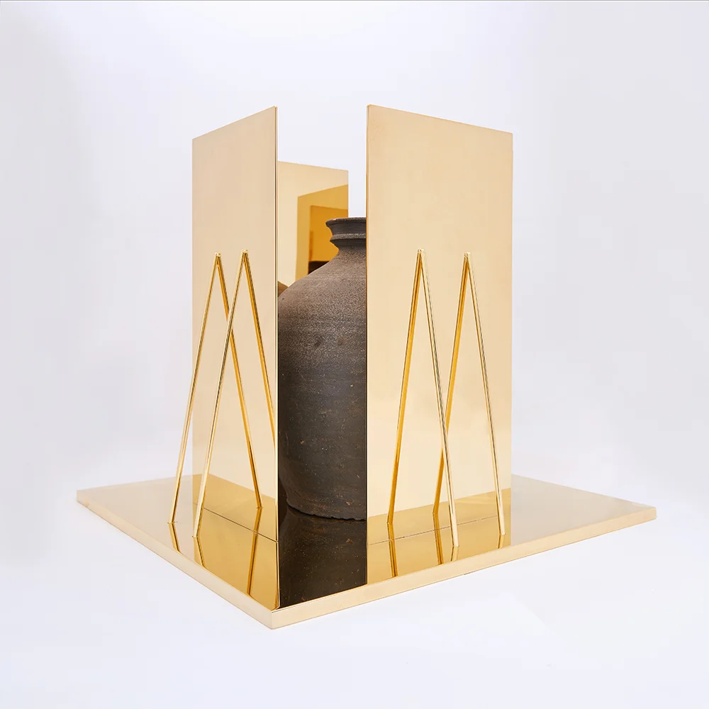 Platform 1 / Earthenware from Goguryeo Era, gold mirror on metal