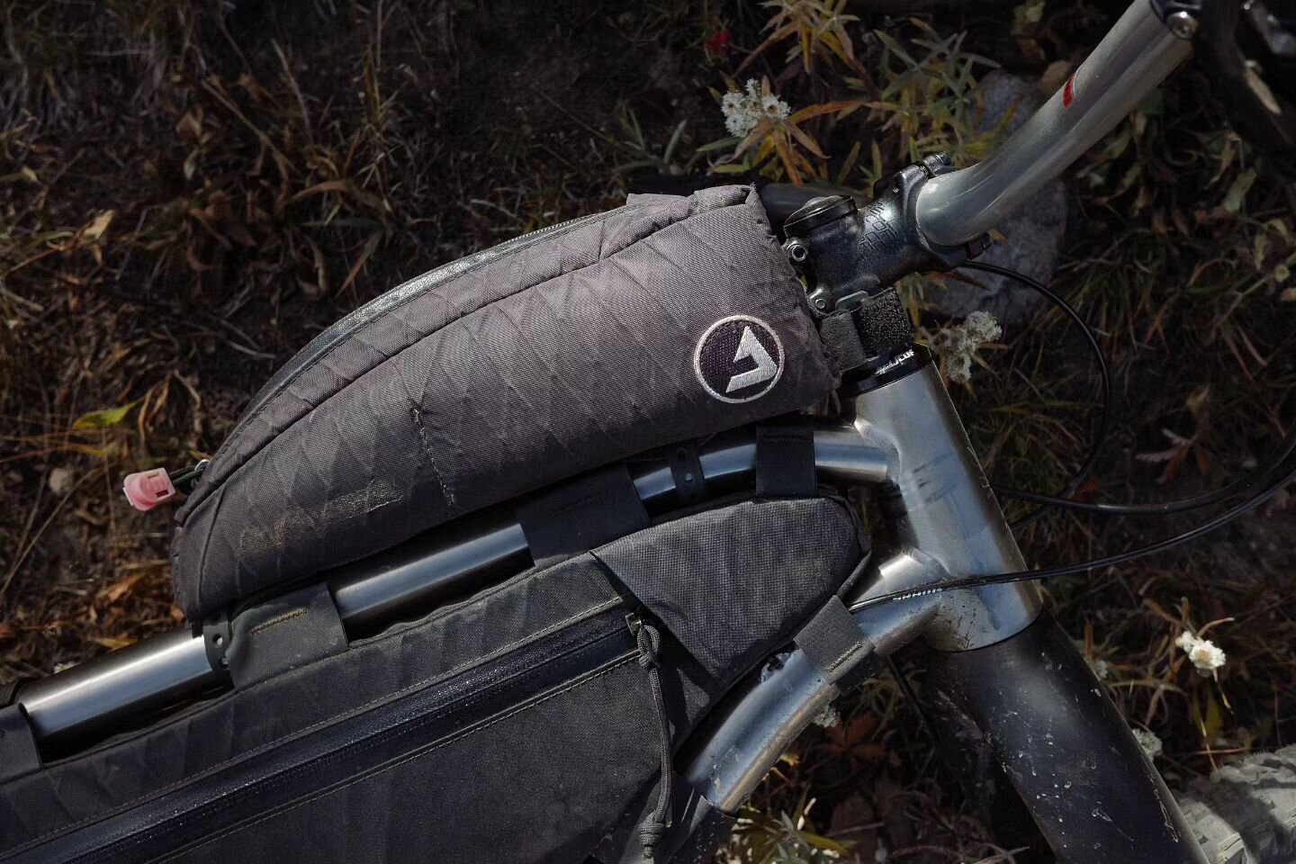 ▪️
&quot;Nearly every maker has introduced their take on the ubiquitous top tube bag by now, but none have impressed me as much as the Footlong EXT SnakPak from Joe Tonsager of JPaks in Denver, Colorado. I often find top tube bags frustratingly flopp