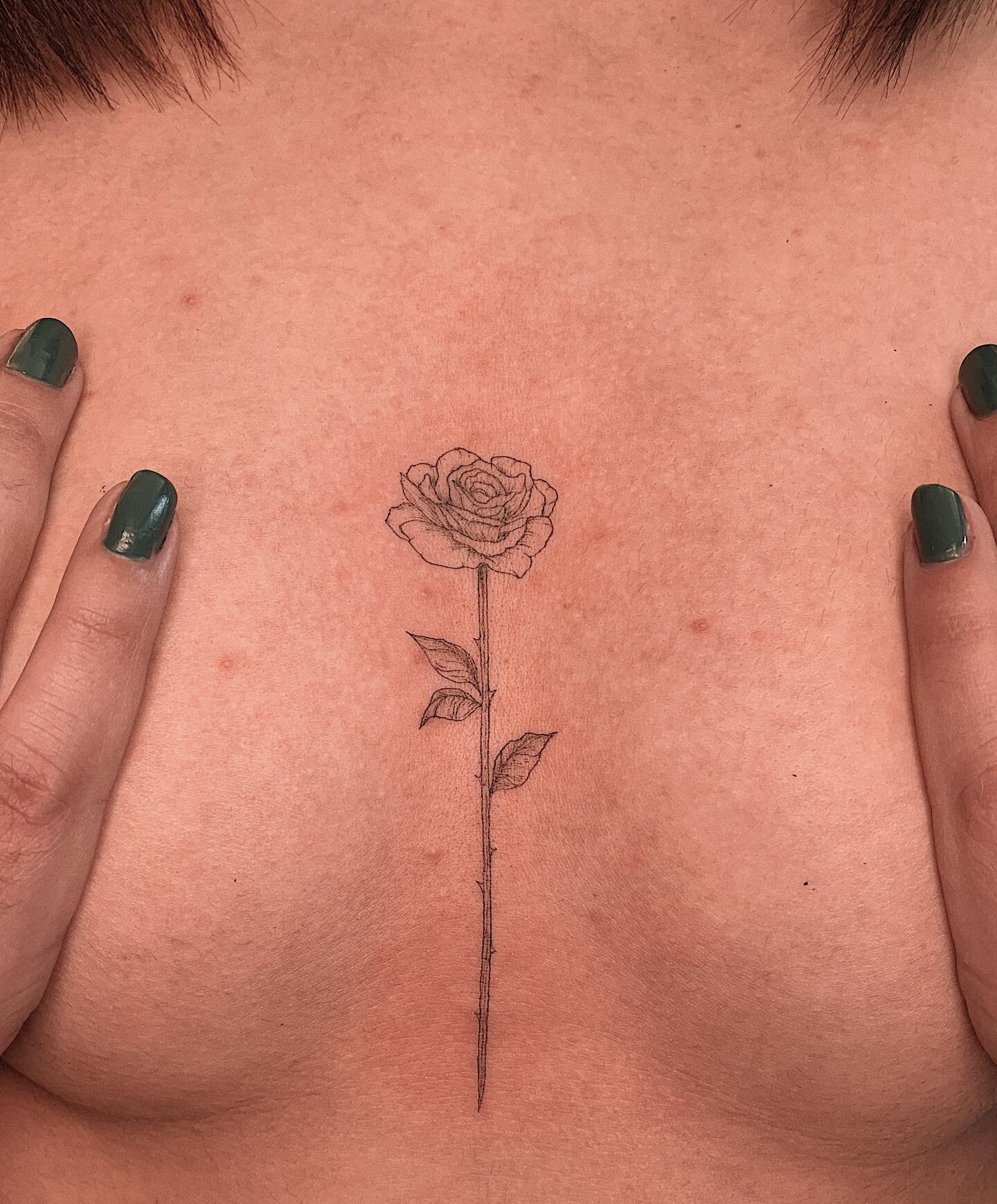 Rosa aberta para a Ana &hearts;️ Obrigada pela confian&ccedil;a desse projeto delicado! E por manter a respira&ccedil;&atilde;o tranquila &hearts;️

#rosetattoo #rose #rosa #tatuagemdelicada #tattoosp #tattooing #tattooideas #tattoodo #roses #botanic