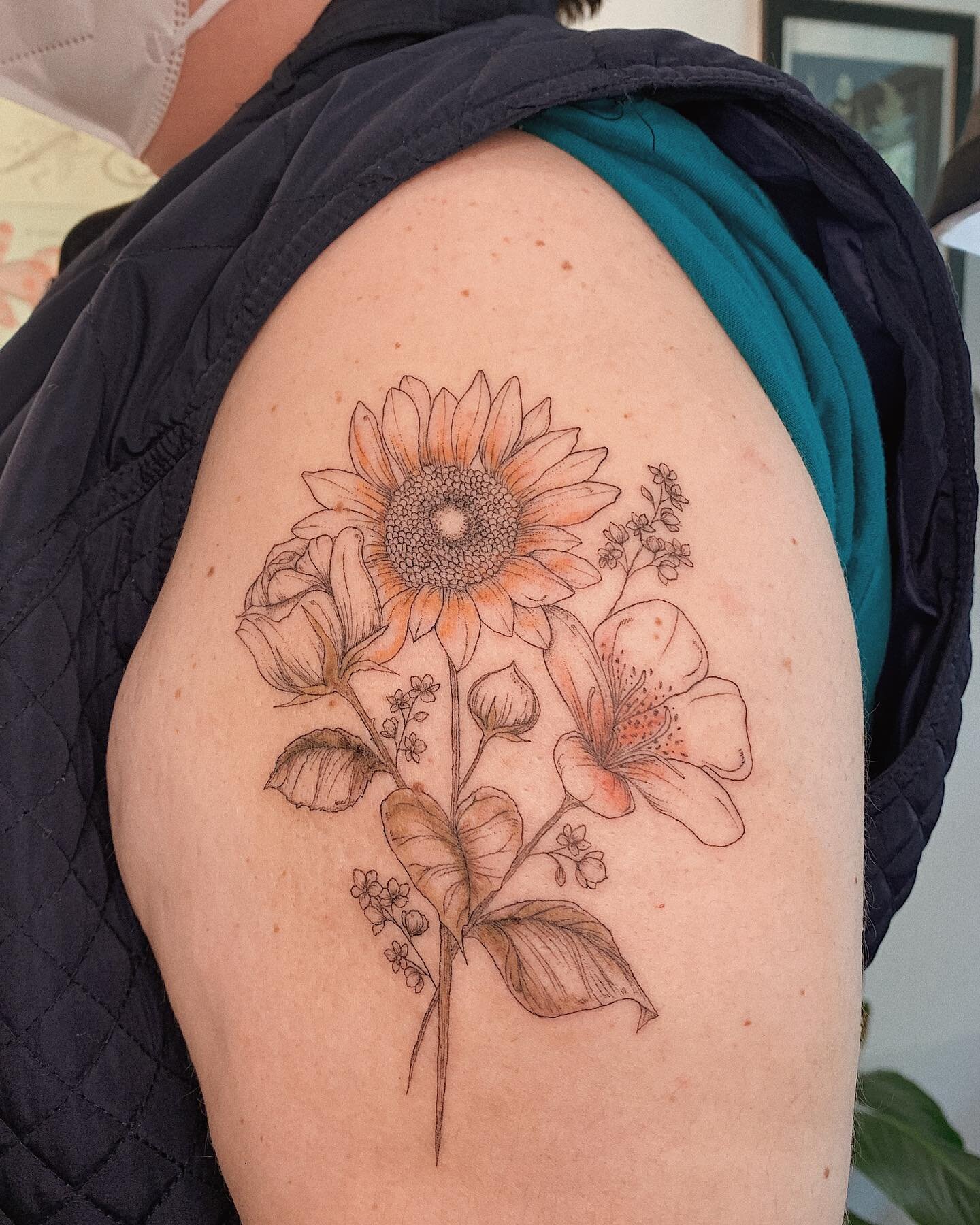 Girassol, rosa branca, astrom&eacute;lia e mosquitinhos na Lu! Sua primeira tatuagem (com um toque de cor) que representa a hist&oacute;ria e vida com a Carol &hearts;️
.
.
.
#ttt #tattooing #flowertattoo #tatuagem #tattoosp #tattoofloral #sunflower 