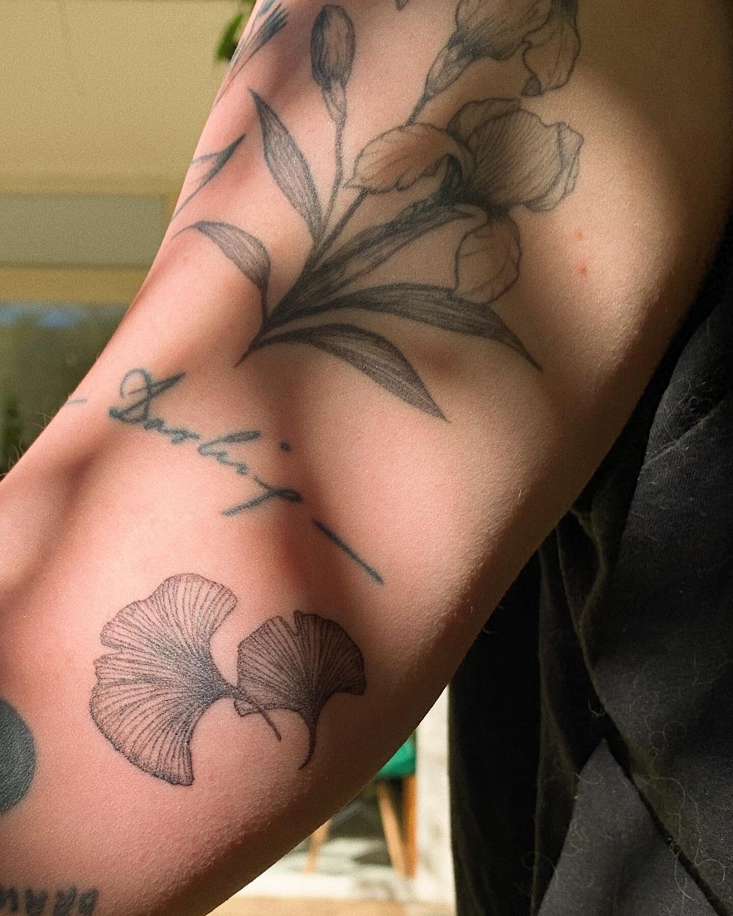 Ginkos cicatrizados h&aacute; duas semanas e flores de Iris h&aacute; um ano e tr&ecirc;s meses. Feitos por mim mesma &hearts;️ 
.
.
.
#ttt #ginko #irisflower #botanicaltattoo #tattoosp #autotattoo #tattooist #flowertattoo #healed #tatuadora #tattood