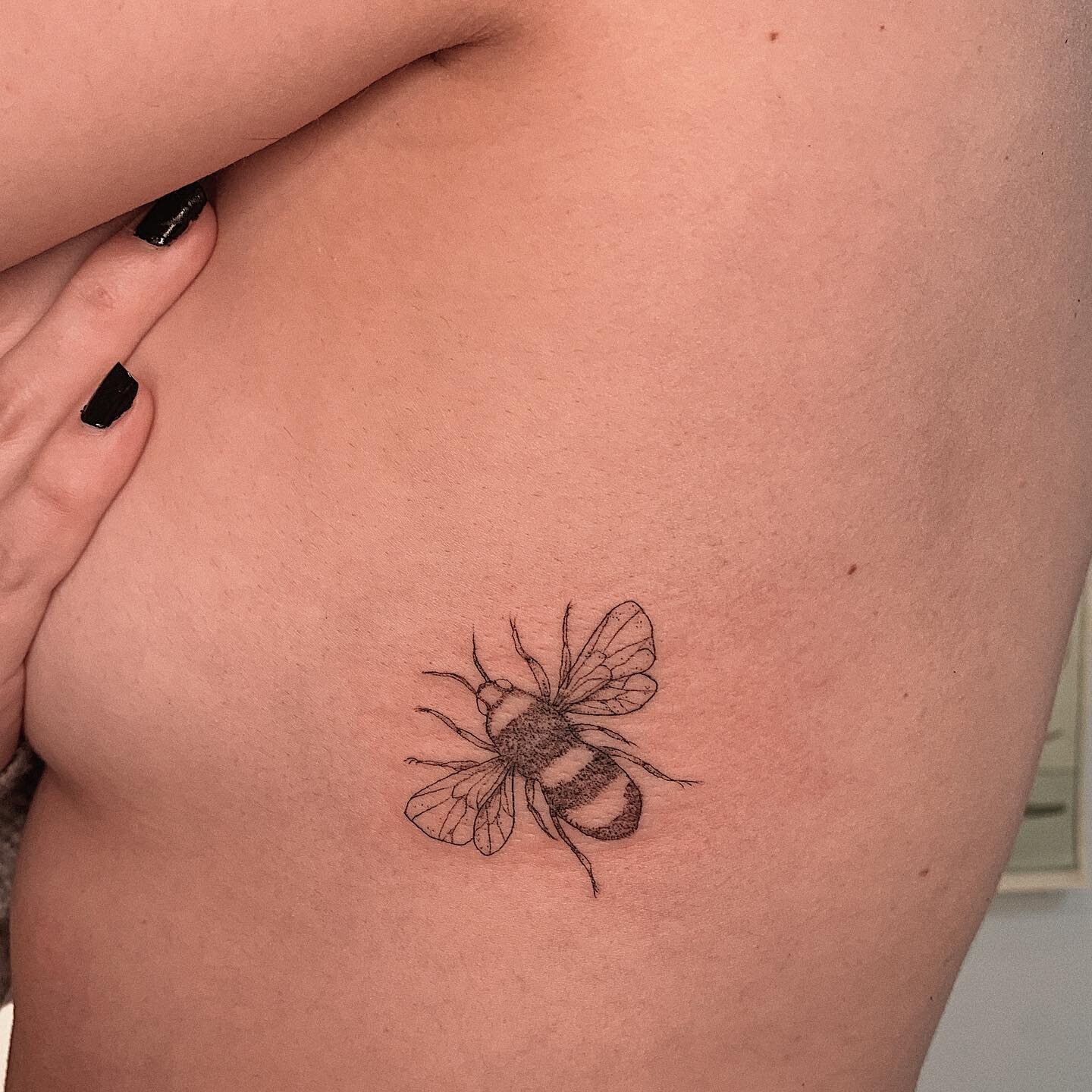A primeira tatuagem da Nathalia! Obrigada pela tarde gostosa &hearts;️ Max e Lina pedem desculpas por seres antissociais nesse friozin!
.
.
.
#bee #beetattoo #abelha #tattoodelicada #firsttattoo #tattooing #tatuagemdelicada #tattoosp #delicatetattoo 