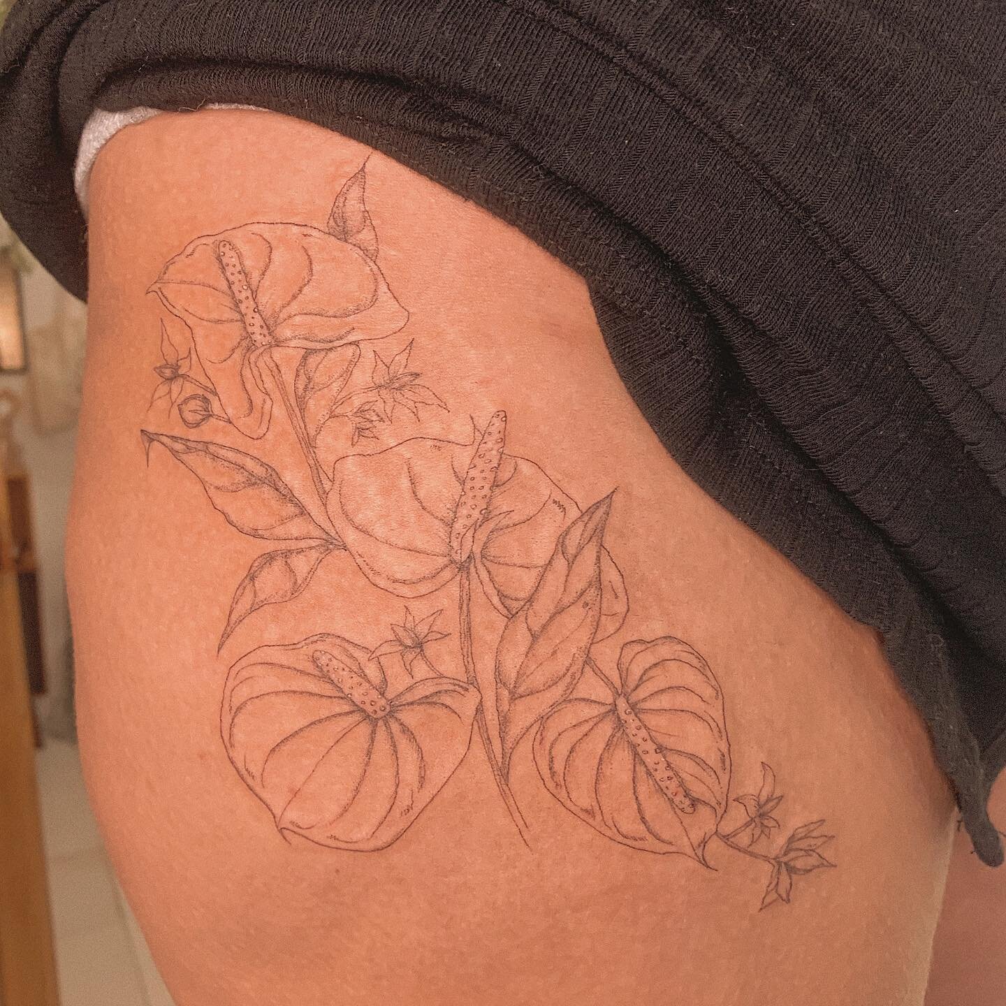 A primeira tatuagem da Anna &eacute; uma homenagem ao jardim do av&ocirc;: com Ant&uacute;rios e flores de tomate! Obrigada por esse projeto t&atilde;o lindo!
.
.
.
#anthurium #flowertattoo #ttt #tattoos #botanical #botanicalart #botanicaltattoo #tat