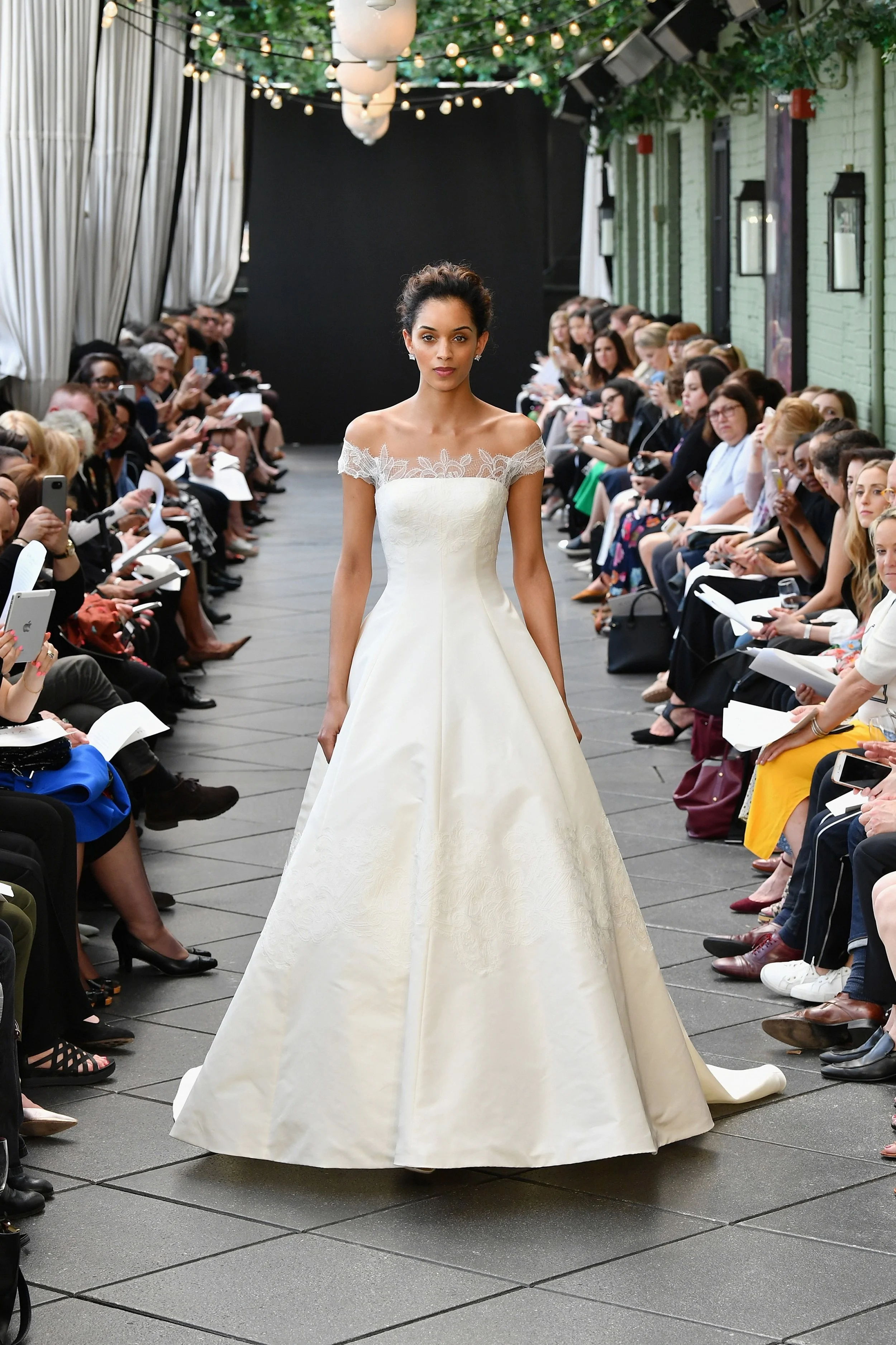 945919312-amsale-bridal-spring-2019-vogue-pr.jpg